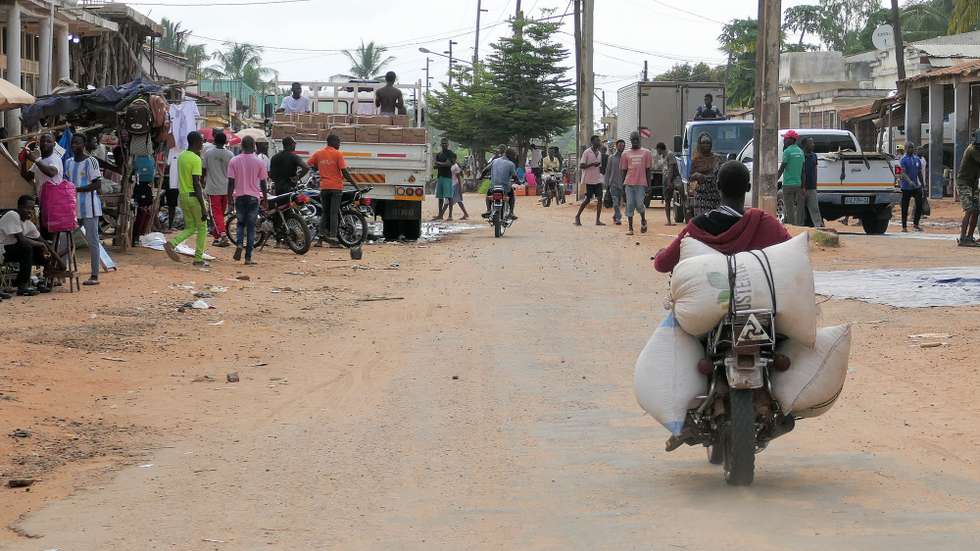 Na vila de Chiùre, sul da província moçambicana de Cabo Delgado, a vida muda, agora, do dia para a noite e o amanhecer na rua deixou de ser possível com a aproximação dos ataques terroristas na última semana, Chiùre, Moçambique, 24 de fevereiro. Na avenida principal da vila, o movimento intenso das primeiras horas do dia, com comércios abertos, centenas de vendedores ao longo de uma rua que se mistura entre terra batida, buracos e algum alcatrão, centenas a comprar ou caminhar sob um sol escaldante, vai esmorecendo ao início da tarde. (ACOMPANHA TEXTO DE 26 DE FEVEREIRO DE 2024). PAULO JULIÃO/LUSA