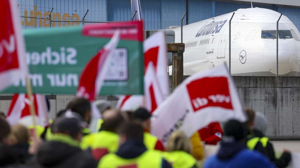 epa11203849 Lufthansa employees demonstrate during a warning strike of the ground staff of Lufthansa at the international airport in Frankfurt am Main, Germany, 07 March 2024. Despite five rounds of collective bargaining with the Federal Association of Aviation Security Companies (BDLS), Lufthansa employees went on strike over the lack of an agreement on wage increases for the approximately 25,000 aviation workers nationwide.  EPA/CHRISTOPHER NEUNDORF
