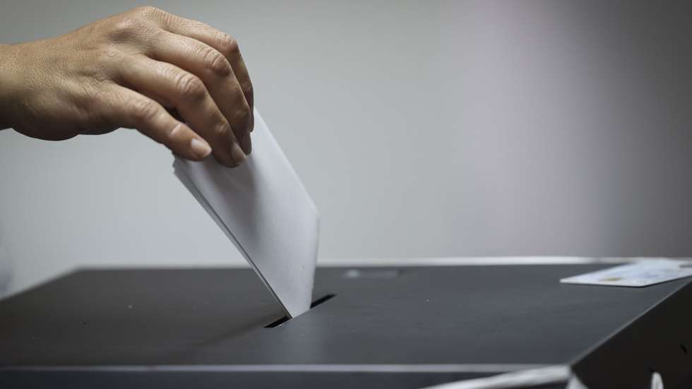 Açorianos exercem o seu direito de voto para as eleições regionais dos Açores em Ponta Delgada, 04 de fevereiro de 2024.Onze forças políticas, incluindo três coligações, disputam hoje os 57 lugares do parlamento açoriano nas legislativas regionais, que decorrem cerca de oito meses antes do previsto. ANDRÉ KOSTERS/LUSA