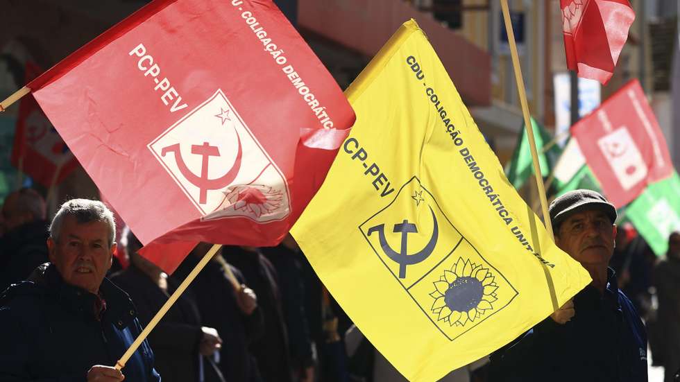 Apoiantes da Coligação Democrática Unitária (CDU) participam num desfile da coligação que contou com a presença do líder da CDU e secretário-geral do Partido Comunista Português (PCP), Paulo Raimundo (ausente da fotografia), no âmbito da campanha eleitoral para as eleições legislativas de 10 de março, no Barreiro, em Setúbal, 07 de março de 2024. Mais de 10,8 milhões de portugueses são chamados a votar no domingo para eleger 230 deputados à Assembleia da República. A estas eleições concorrem 18 forças políticas, 15 partidos e três coligações. ANTÓNIO COTRIM/LUSA