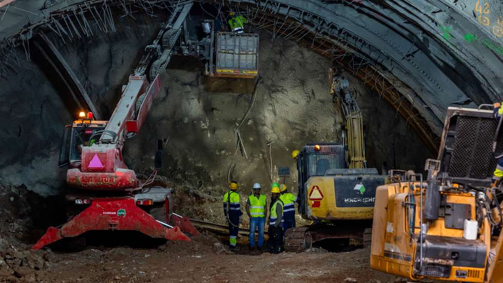 Demolição do tímpano de ligação entre estações de Santos e Rato que irá fazer a ligação entre a futura estação Santos e o ISEG, com as futuras novas estações Estrela e Santos que também já se encontram em estado adiantado de construção, em Lisboa, 13 de março de 2024. JOSÉ SENA GOULÃO/LUSA