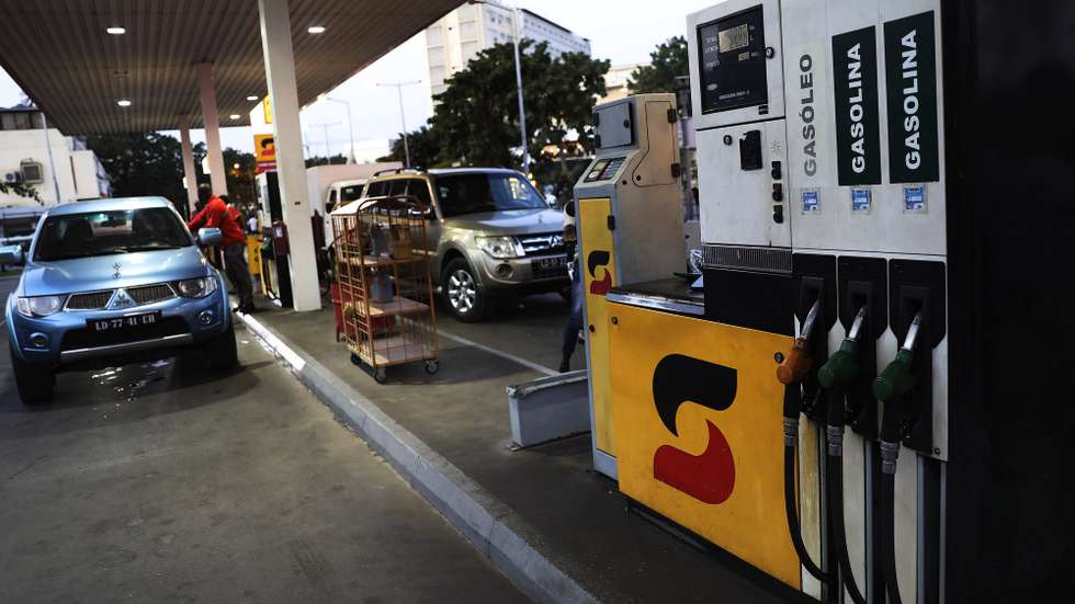 O anúncio do aumento do preço da gasolina em Angola originou hoje enchentes nos postos de abastecimento em Luanda, com filas intermináveis de viaturas e automobilistas agastados pela espera para abastecer, receando a subida do custo de vida., Luanda, Angola, 1 de junho de 2023. O cenário foi constatado pela Lusa ao fim da tarde de hoje na Avenida Comandante Gika, bairro Alvalade, centro da capital angolana, onde o desfile de viaturas, com automobilistas ávidos em encher os depósitos, serpenteava grande parte da extensão do asfalto. AMPE ROGÉRIO/LUSA