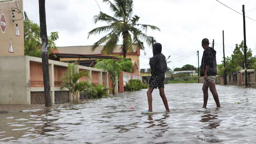 A tempestade tropical “Filipo” deixou hoje Maputo debaixo de água, com vários bairros e centenas de casas da capital moçambicana alagados, afetada ainda por rajadas que levaram coberturas, derrubaram árvores e deixaram moradores em sobressalto durante a noite, Maputo, Moçambique, 13 de março de 2024.  LUÍSA NHANTUMBO/LUSA