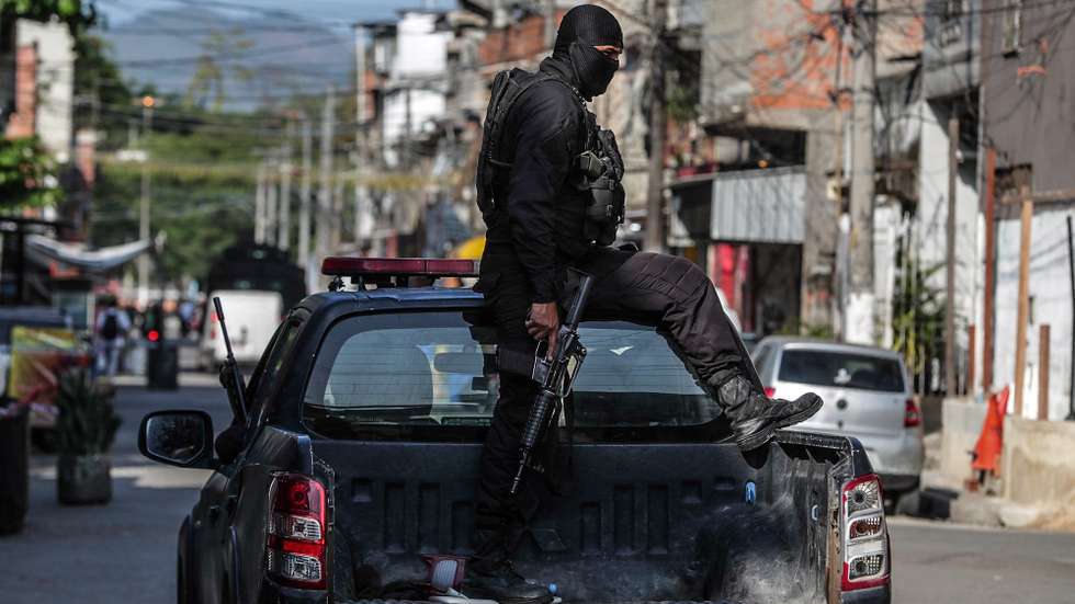 epa11108928 Police patrol neighborhoods disputed by drug traffickers and paramilitary groups, in Rio de Janeiro, Brazil, 26 January 2024 (issued 27 January 2024). The populous western area of Rio de Janeiro, which for years enjoyed relative peace due to being under the hegemonic control of a dangerous vigilante group, has become the new epicenter of violence in this Brazilian city after the collapse of this mafia.  EPA/Andre Coelho