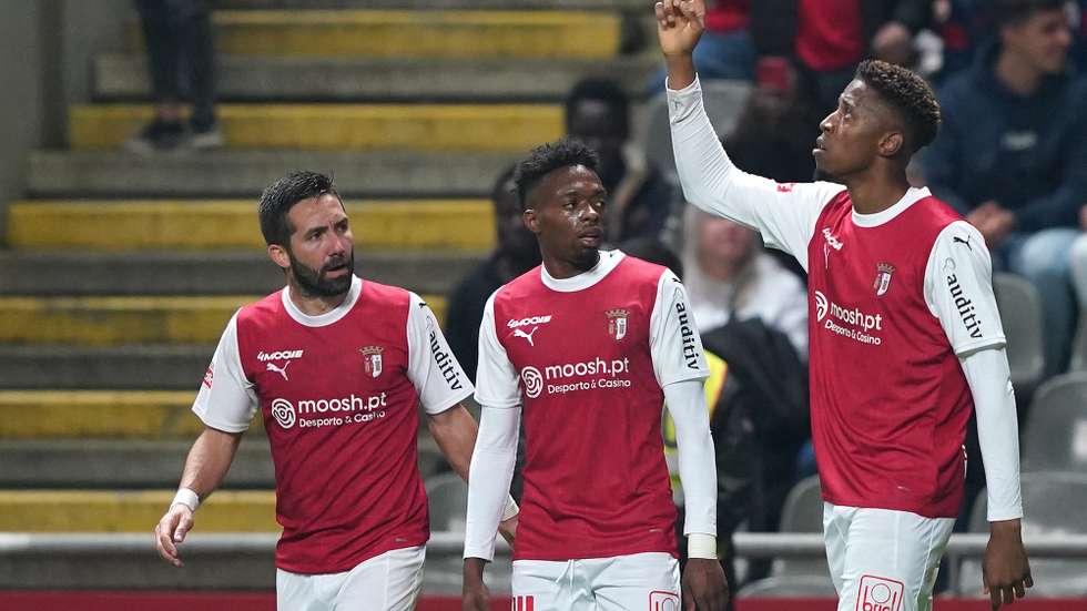 Simon Banza (D) do Sc Braga festeja o golo frente ao Gil Vicente durante o jogo da 26ª jornada a contar para a primeira liga de futebol  realizado no Estádio Municipal de Braga, 16 Março 2024.HUGO DELGADO/LUSA