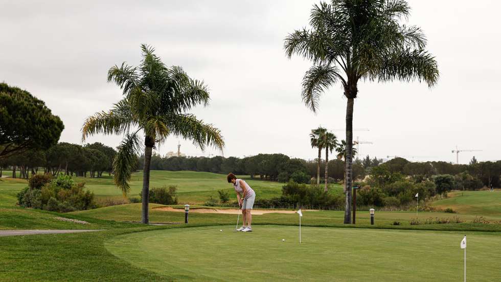 Campos de golfe no Algarve têm sistemas de regra altamente modernos que permitem nas gastar qualquer gota de água que não seja absolutamente necessária, no campo Dom Pedro Millennium golfe course, em Vilamoura, Loulé, 03 de maio de 2023. (ACOMPANHA TEXTO DA LUSA DO DIA 08 DE MAIO DE 2023). LUÍS FORRA/LUSA