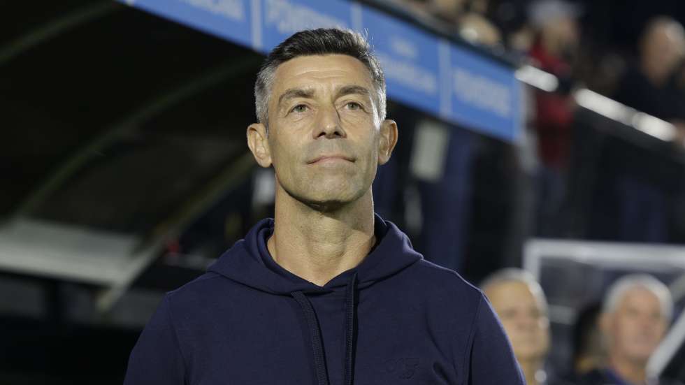 epa10605574 RB Bragantino's head coach Pedro Caixinha leads his players against Estudiantes during a soccer match for Group C of the Copa Sudamericana at Nabi Abi Chedid Stadium in Sao Paulo, Brazil, 02 May 2023.  EPA/Isaac Fontana
