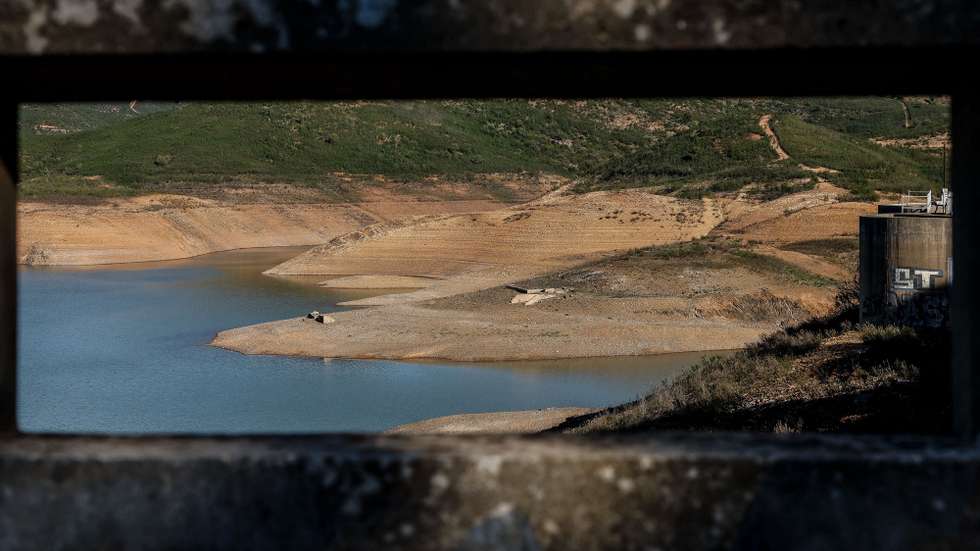Barragem do Arade, uma das barragem do barlavento Algarvio que se encontrava em novembro a 14,9% do seu nível máximo, devido à falta de chuva que se tem feito sentir no Algarve, em Silves, 21 de dezembro de 2023. Os produtores de laranja algarvios, principalmente os da região de Silves, estão desesperados com a falta de água e alertam para o risco de desaparecimento da cultura de citrinos, estando há dois meses a racionar água. (ACOMPANHA TEXTO DA LUSA DO DIA 23 DE DEZEMBRO DE 2023). LUÍS FORRA/LUSA