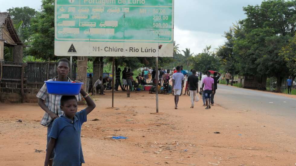 Na vila de Chiùre, sul da província moçambicana de Cabo Delgado, a vida muda, agora, do dia para a noite e o amanhecer na rua deixou de ser possível com a aproximação dos ataques terroristas na última semana, Chiùre, Moçambique, 24 de fevereiro. Na avenida principal da vila, o movimento intenso das primeiras horas do dia, com comércios abertos, centenas de vendedores ao longo de uma rua que se mistura entre terra batida, buracos e algum alcatrão, centenas a comprar ou caminhar sob um sol escaldante, vai esmorecendo ao início da tarde. (ACOMPANHA TEXTO DE 26 DE FEVEREIRO DE 2024). PAULO JULIÃO/LUSA