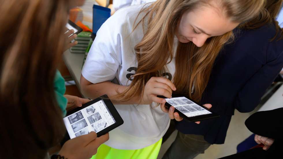 epa04718912 Pupils get familiar with Kindle readers donated by the Amazon Poland, to the Library of the European Integration Gymnasium in Tarnow Podgorny, as part of 'Kindloteka' programme in Tarnow Podgorski, western Poland, 24 April 2015. Amazon Poland with its Kindloteka program, will donate the e-book readers, 5000 electronic and 1000 traditional books to libraries in ten schools in Poland.  EPA/JAKUB KACZMARCZYK POLAND OUT