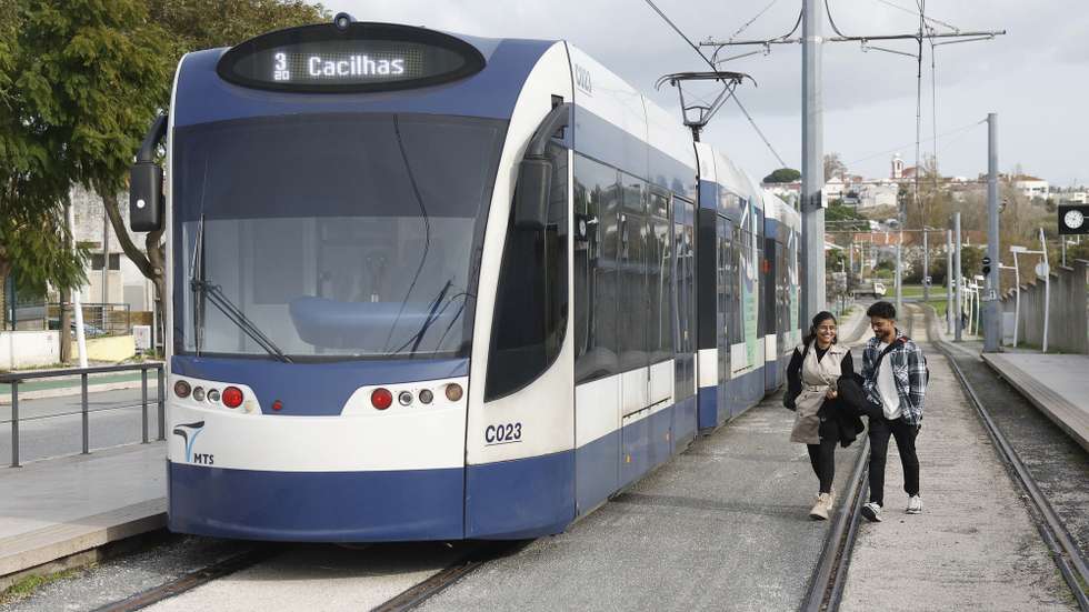 Dois passageiros preparam-se para apanhar o metro sul do Tejo, em Almada, 04 de dezembro de 2023. ANTÓNIO PEDRO SANTOS/LUSA