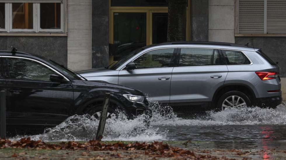 Carros passam por uma área inundada na zona de Benfica em Lisboa, 30 de novembro de 2023. O Instituto Português do Mar e da Atmosfera (IPMA) elevou hoje para laranja o aviso nos distritos de Lisboa, Setúbal e Santarém devido à previsão de períodos de chuva, por vezes forte e persistente. TIAGO PETINGA/LUSA