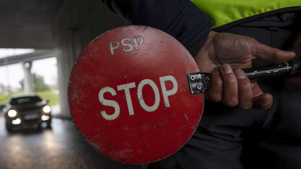 Um agente da Polícia de Segurança Pública (PSP) participa na operação de segurança rodoviária da Páscoa promovida em conjunto pela GNR e pela Polícia de Segurança Pública, na Maia, 28 de março de 2024. JOSÉ COELHO/LUSA