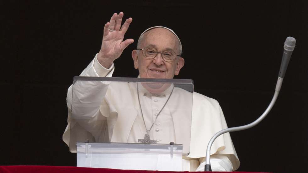 epa11254323 A handout picture provided by the Vatican Media shows Pope Francis leads the Regina Coeli prayer from a window overlooking Saint Peter's Square in Vatican City, 01 April 2024.  EPA/VATICAN MEDIA HANDOUT  HANDOUT EDITORIAL USE ONLY/NO SALES HANDOUT EDITORIAL USE ONLY/NO SALES