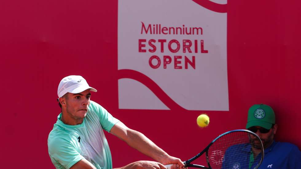 epa11256985 Jaime Faria of Portugal in action during his match against  David Jorda Sanchis of Spain on the third day of the Estoril Open tennis tournament, Oeiras, Portugal, 03 April 2024.  EPA/TIAGO PETINGA