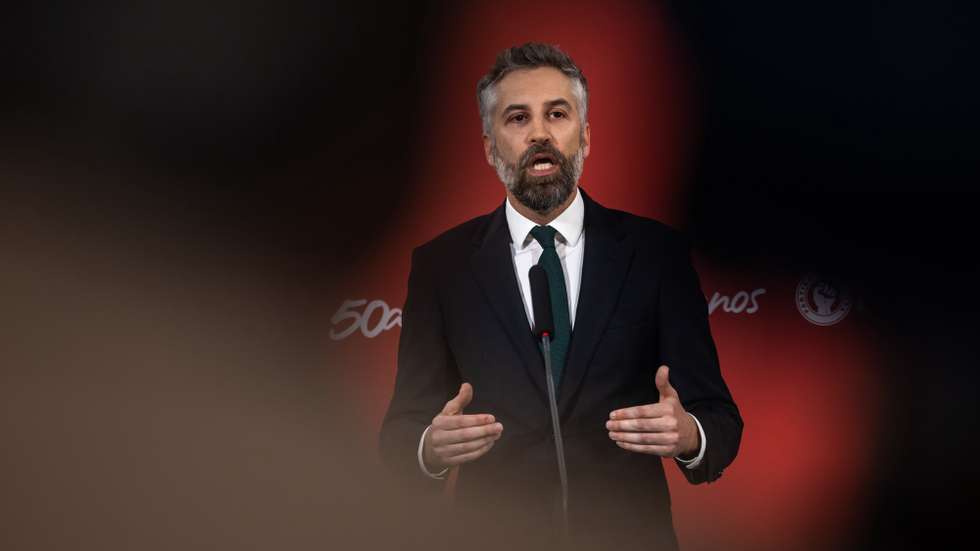 O secretário-geral do Partido Socialista (PS), Pedro Nuno Santos, faz uma declaração aos jornalistas após a tomada de posse do novo governo liderado por Luís Montenegro, na sede do PS, em Lisboa, 03 de abril de 2024. JOSÉ SENA GOULÃO/LUSA