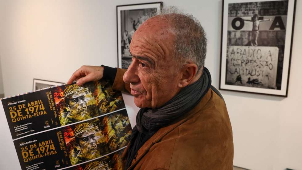 O fotógrafo Alfredo Cunha finaliza montagem da exposição “Viva a Liberdade” na Galeria Underdogs, em Lisboa, 04 abril 2024. A exposição do fotógrafo tem inauguração marcada para 12 de abril de 2024, inclui três fotografias que nunca foram apresentadas ao público e uma série de edições limitadas que resultam de uma colaboração entre Alfredo Cunha e Vhils que será inaugurada a 12 de abril na Galeria Underdogs, em Lisboa. (ACOMPANHA TEXTO DA LUSA DO DIA 06 DE ABRIL DE 2024). MANUEL DE ALMEIDA/LUSA