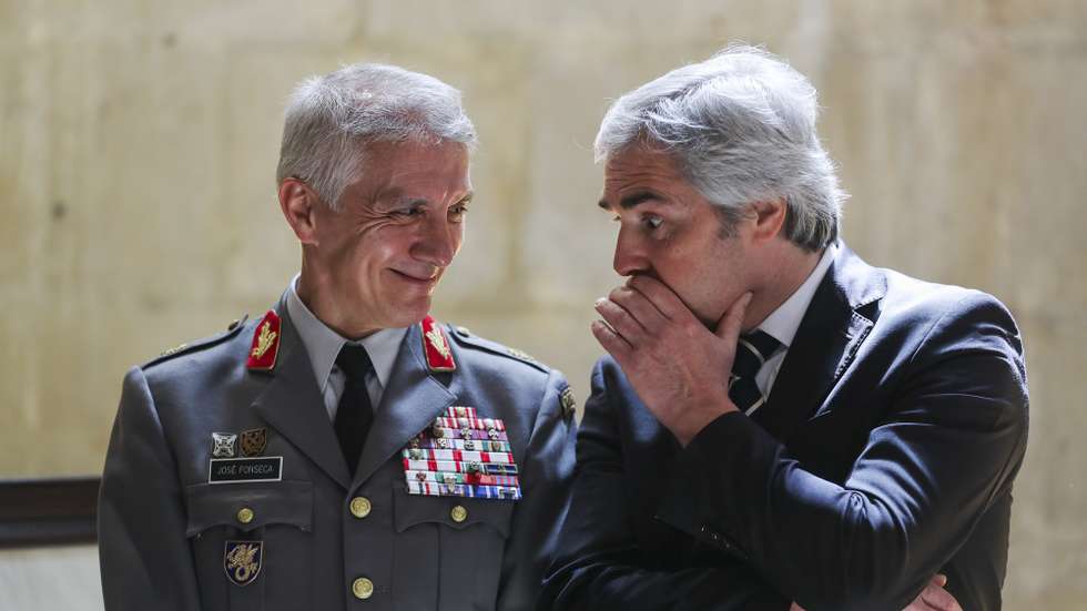 O ministro da Defesa Nacional Nuno Melo (D) conversa com o Chefe do Estado-Maior-General das Forças Armadas (CEMGFA), general José Nunes da Fonseca (E) nas cerimónias de Comemoração do 106.º aniversário da Batalha de La Lys e do Dia do Combatente no Mosteiro de Santa Maria da Vitória, Batalha, 7 de abril de 2024. PAULO CUNHA/LUSA