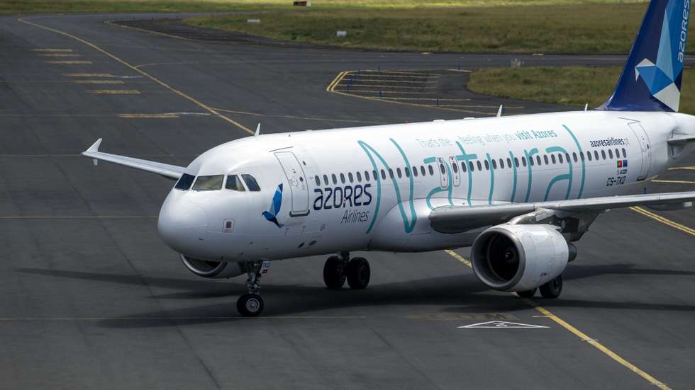 Avião da Azores Airlines, no Aeroporto João Paulo II em Ponta Delgada, Açores, 11 de outubro de 2023. A privatização dos consórcios interessados na empresa da SATA apresentaram novas ofertas de 7,026 euros e 6,60 euros por ação. Decisão final será tomada até ao início de Outubro. EDUARDO COSTA/LUSA