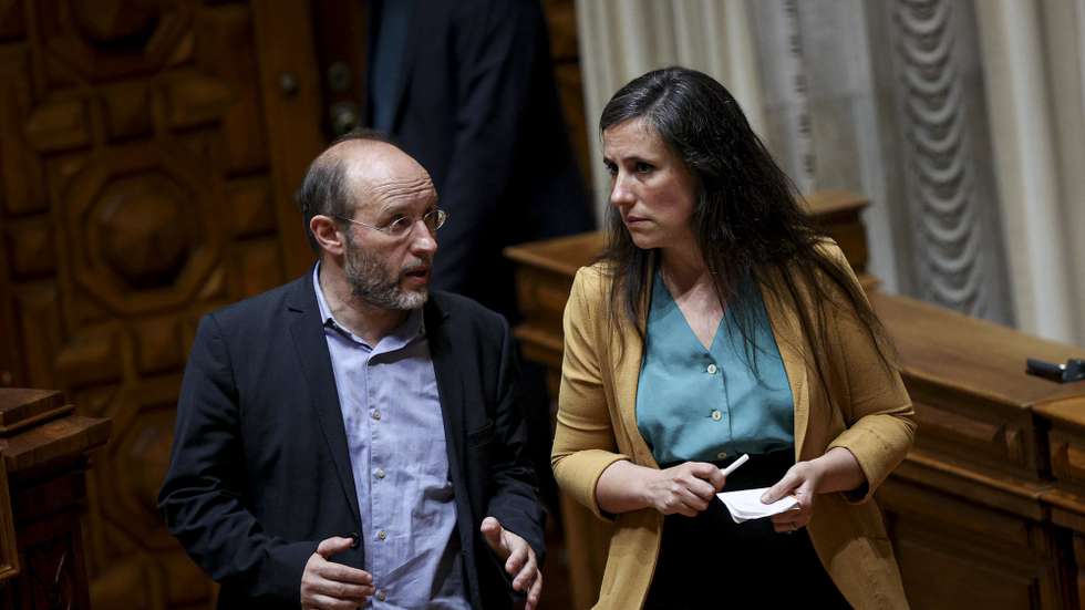 O deputado do Livre, Rui Tavares, acompanho pela líder parlamentar, Isabel Mendes Lopes, após a eleição de José Pedro Aguiar Branco (ausente da fotografia), como novo presidente da Assembleia da República, sucedendo a Augusto Santos Silva, que falhou a eleição pelo círculo Fora da Europa nas últimas legislativas, na Assembleia da República em Lisboa, 27 de março de 2024. FILIPE AMORIM/LUSA