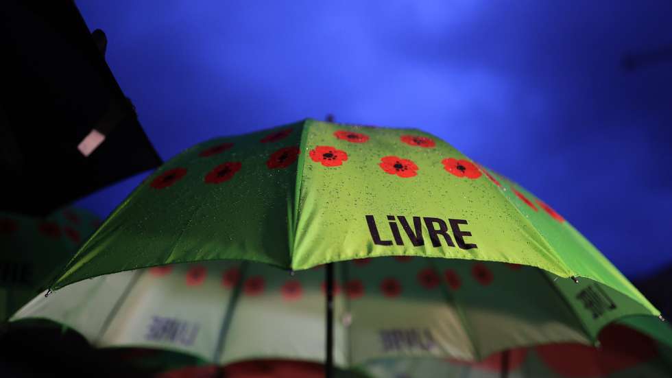 Guarda chuva do Livre, durante a Marcha Feminista do dia Internacional das Mulheres no âmbito da campanha para as eleições legislativas de 10 de março, Porto, 8 de março de 2024. Mais de 10,8 milhões de portugueses são chamados a votar no domingo para eleger 230 deputados à Assembleia da República. A estas eleições concorrem 18 forças políticas (15 partidos e três coligações). ESTELA SILVA/LUSA