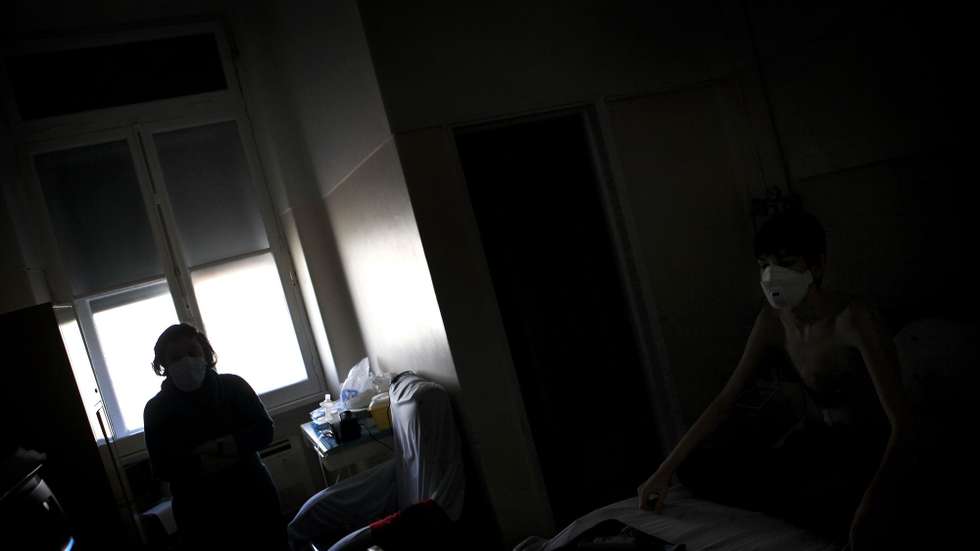 Dina ainda se encontra internada no Hospital de Santa Marta, o único do país a fazer transplantes pulmonares. Com pulmões “novos”, conta os dias em que irá fazer coisas tão simples como andar de bicicleta, Lisboa, 27 de março de 2011. (ACOMPANHA TEXTO)  MARIO CRUZ/LUSA