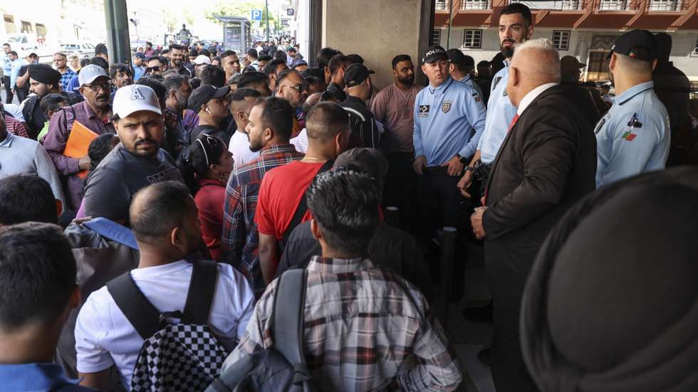 Manifestantes junto à da sede da AIMA - Agência para a Integração Migrações e Asilo em Lisboa na manifestação "Defenda os seus direitos". Ação de protesto convocada pela comunidade do Bangladesh em Portugal, contra os atrasos na renovação ou emissão do primeiro cartão de residência pelo Instituto dos Registos e do Notariado (IRN) 18 de abril de 2024.  MIGUEL A. LOPES/LUSA
