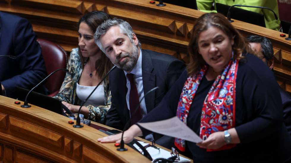O deputado e secretário-geral do Partido Socialista (PS), Pedro Nuno Santos, acompanhado pela deputada do PS, Alexandra Leitão, durante o debate parlamentar de urgência pedido pelo PS sobre a descida do IRS anunciada pelo primeiro-ministro, Luís Montenegro. Assembleia da República em Lisboa, 17 de abril de 2024. MIGUEL A. LOPES/LUSA