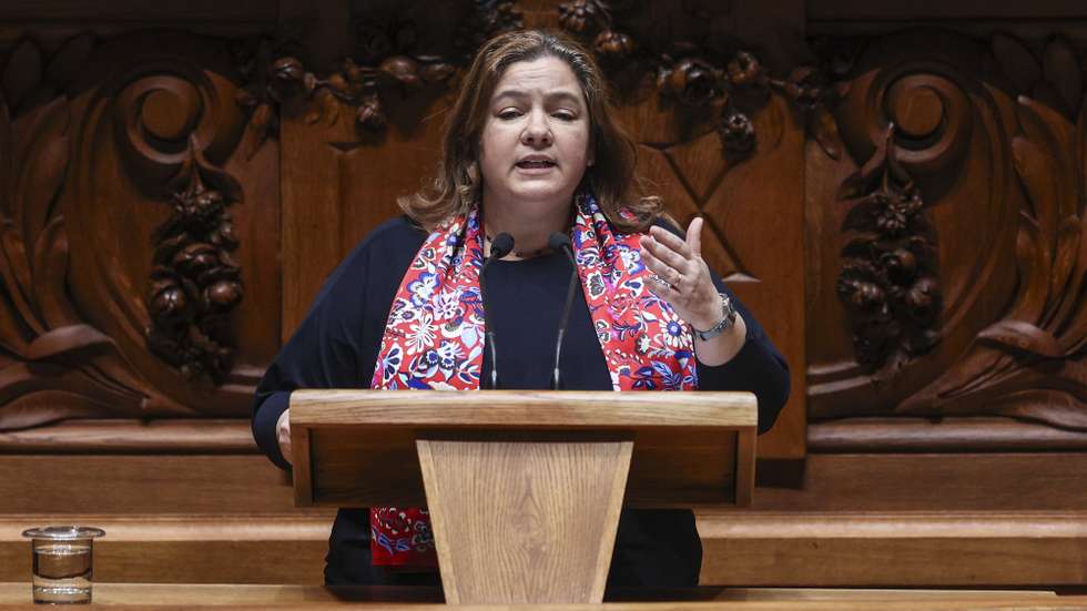 A deputada do PS Alexandra Leitão intervém no debate parlamentar de urgência pedido pelo PS sobre a descida do IRS anunciada pelo primeiro-ministro, Luís Montenegro. Assembleia da República em Lisboa, 17 de abril de 2024. MIGUEL A. LOPES/LUSA