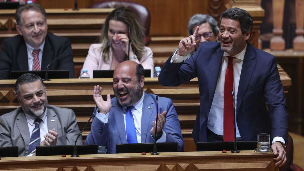 O deputado do Chega, André Ventura intervém no debate parlamentar de urgência pedido pelo PS sobre a descida do IRS anunciada pelo primeiro-ministro, Luís Montenegro. Assembleia da República em Lisboa, 17 de abril de 2024. MIGUEL A. LOPES/LUSA