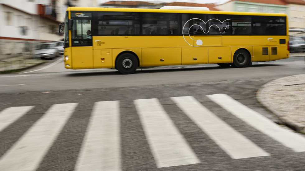 Um autocarro da Carris Metropolitana em serviço na área de Lisboa, 27 de dezembro de 2023. A Carris Metropolitana é uma iniciativa dos 18 municípios do coletivo rodoviário de passageiros na Área Metropolitana de Lisboa (AML) que, através da Transportes Metropolitanos de Lisboa, funde a operação de transporte público rodoviário de toda a AML numa só imagem e serviço. (ACOMPANHA TEXTO DA LUSA DO DIA 30 DE DEZEMBRO DE 2023). MIGUEL A. LOPES/LUSA