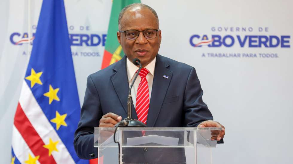 O primeiro-ministro de Cabo Verde, Ulisses Correia e Silva, e o primeiro-ministro de Portugal, Luís Montenegro  (ausente da fotografia), participam numa conferência de imprensa no final de um encontro no palácio do Governo, na cidade da Praia, ilha de Santiago, Cabo Verde, 20 de abril de 2024. ELTON MONTEIRO/LUSA