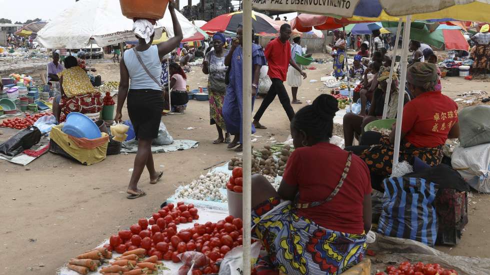 Subida de preços quebra negócio dos revendedores ambulantes no Mercado Informal no Municipio de Viana, distrito da Estalagem, Luanda, Angola, 30 de novembro de 2023. O aumento da inflação, no segundo semestre deste ano, afetou a vida dos angolanos, sobretudo daqueles que para se "remediarem" têm no mercado informal a forma de garantir o seu sustento, mas os vendedores queixam-se do negócio. (ACOMPANHA TEXTO DE 03-12-2023)  AMPE ROGÉRIO/LUSA