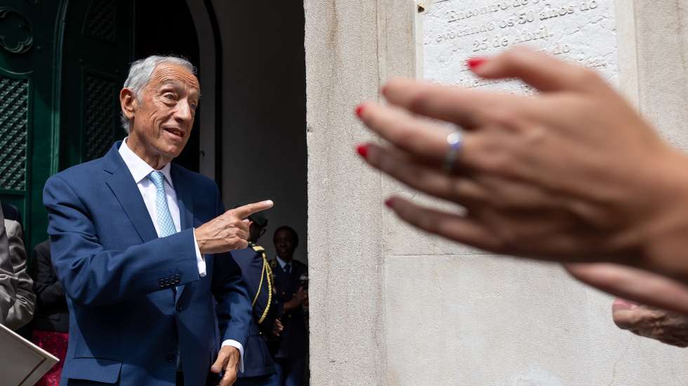O Presidente da República, Marcelo Rebelo de Sousa, durante o descerrar da placa comemorativa dos 50 anos do 25 de Abril, momentos antes da sessão "Jovens no Quartel do Carmo, 50 anos do 25 de Abril", com a presença de 300 alunos do ensino secundário, no Quartel do Carmo, em Lisboa, 24 de abril de 2024. JOSÉ SENA GOULÃO/LUSA