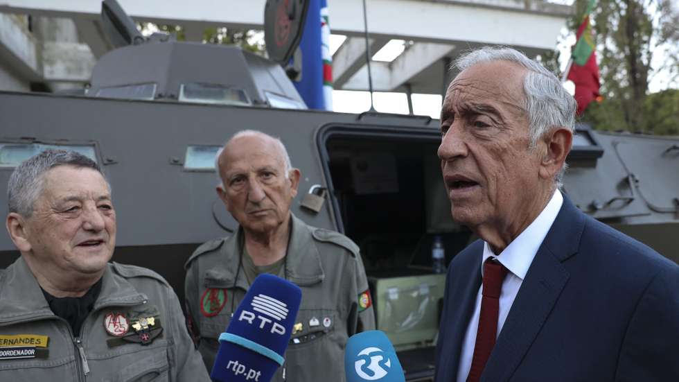O Presidente da República, Marcelo Rebelo de Sousa, fala aos jornsliastas à chegada para um jantar com a Associação 25 de Abril, na Estufa Fria, em Lisboa, 24 de abril de 2024. MANUEL DE ALMEIDA/LUSA