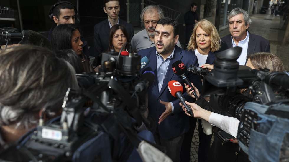 O secretário-geral do sindicato Independente dos Médicos (SIM), Nuno Rodrigues, acompanhado por outros elementos do sindicato, fala aos jornalistas momentos antes de reunir com a ministra da Saúde, Ana Paula Martins (ausente da foto), esta manhã no Ministério da Saúde em Lisboa, 26 de abril de 2024.  MIGUEL A. LOPES/LUSA