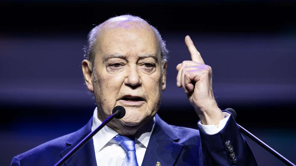 Jorge Nuno Pinto da Costa, intervém durante a apresentação da sua candidatura à presidência do Futebol Clube do Porto, no Coliseu do Porto, 4 de fevereiro de 2024. Pinto da Costa, de 86 anos, concorrerá a um 16.º mandato seguido à frente do FC Porto, numa fase em que é o dirigente com mais títulos e longevidade do futebol mundial, tendo sido eleito pela primeira vez como 33.º presidente da história do clube em abril de 1982. JOSÉ COELHO/LUSA