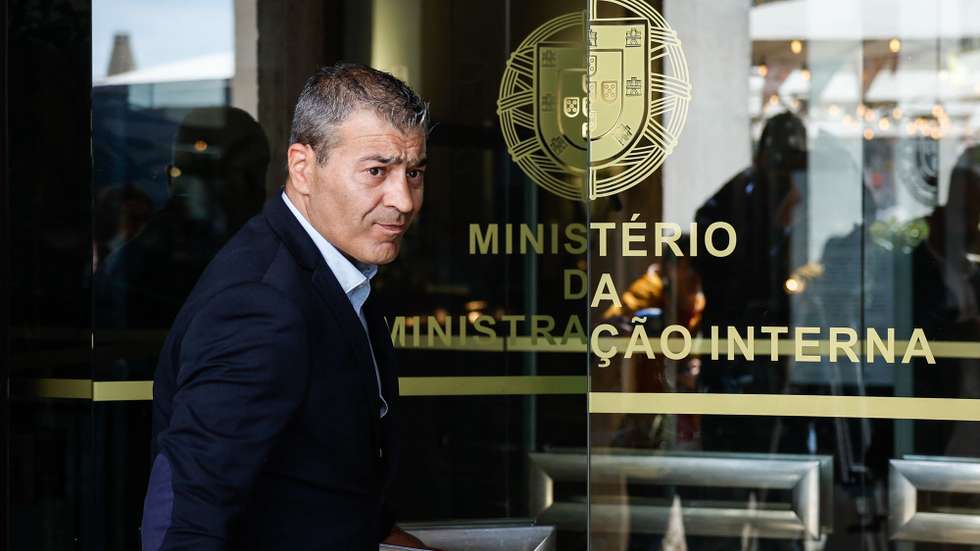 O presidente da Associação dos Profissionais da Guarda (APG/GNR), César Nogueira, à chegada para uma reunião com a ministra da Administração Interna, Margarida Blasco (ausente da foto), por melhores condições salariais, exigindo um subsidio idêntico ao atribuído à Polícia Judiciária, em Lisboa, 02 de maio de 2024. ANTÓNIO PEDRO SANTOS/LUSA