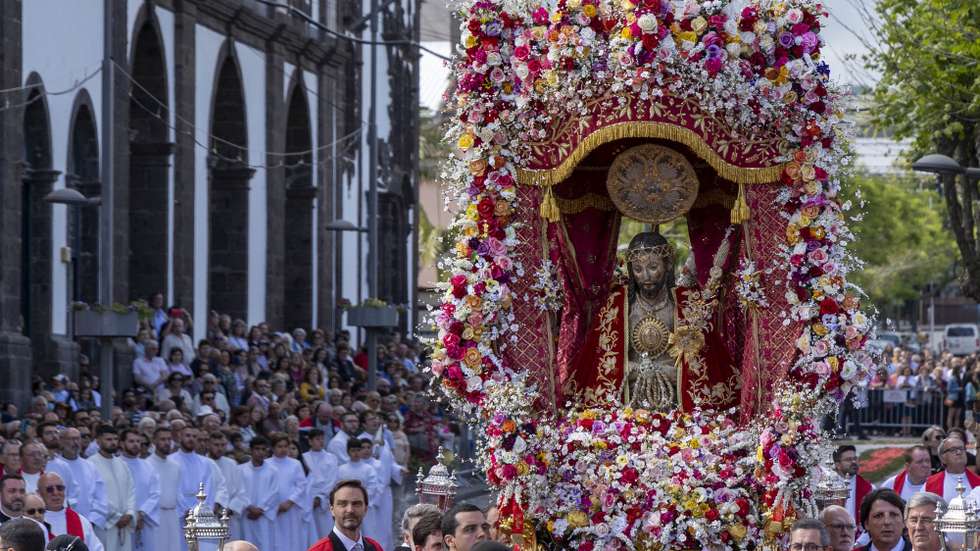Procissão da mudança da imagem do Senhor Santo Cristo dos Milagres presidida pelo bispo de Angra do Heroismo, D. Armando Esteves Domingues, em Ponta Delgada na Ilha de São Miguel, 13 de maio de 2023. EDUARDO COSTA/LUSA