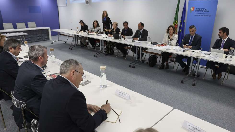Delegação da FNE, liderada pelo secretário-geral da FNE, Pedro Barreiros (2E) durante uma reunião com o ministro da Educação, Fernando Alexandre (2D), no Ministério da Educação, Ciência e Inovação, Lisboa, 3 de maio de 2024.O Governo convocou as 12 estruturas sindicais representantes dos professores para iniciar o processo negocial com vista à recuperação do tempo de serviço, assim como de outras medidas de valorização da carreira.
MIGUEL A. LOPES/LUSA