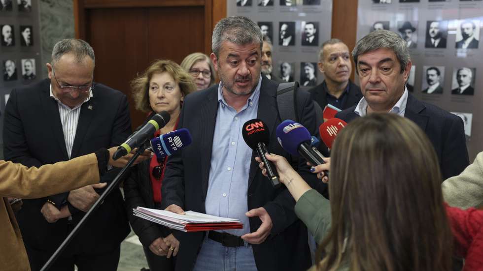 O secretário-geral da FNE, Pedro Barreiros fala aos jornalistas após uma reunião com o ministro da Educação, Fernando Alexandre (3D), no Ministério da Educação, Ciência e Inovação, Lisboa, 3 de maio de 2024.O Governo convocou as 12 estruturas sindicais representantes dos professores para iniciar o processo negocial com vista à recuperação do tempo de serviço, assim como de outras medidas de valorização da carreira.
MIGUEL A. LOPES/LUSA