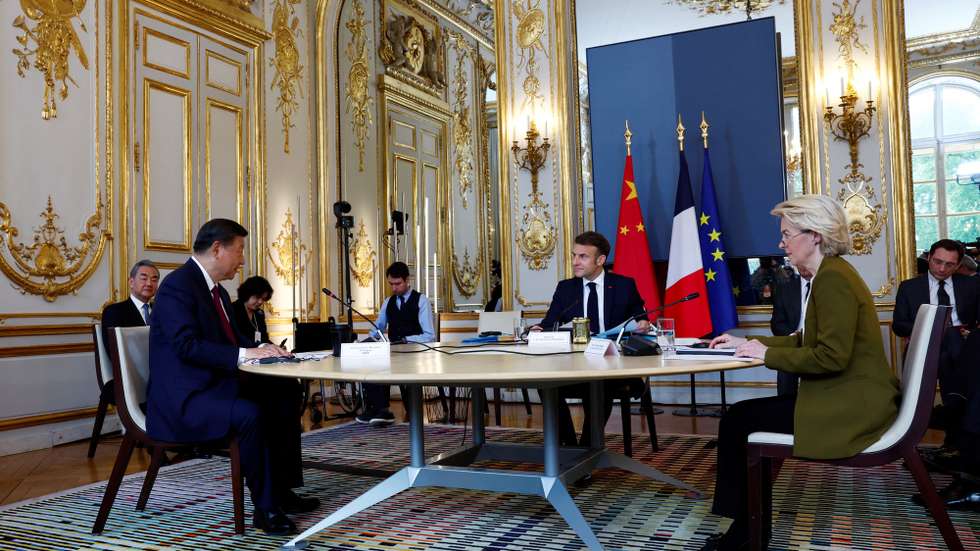 epa11321055 French President Emmanuel Macron, China's President Xi Jinping and European Commission President Ursula von der Leyen attend a trilateral meeting at the Elysee Palace in Paris, France, 06 May 2024, as part of the Chinese president's two-day state visit in France.  EPA/GONZALO FUENTES / POOL  MAXPPP OUT