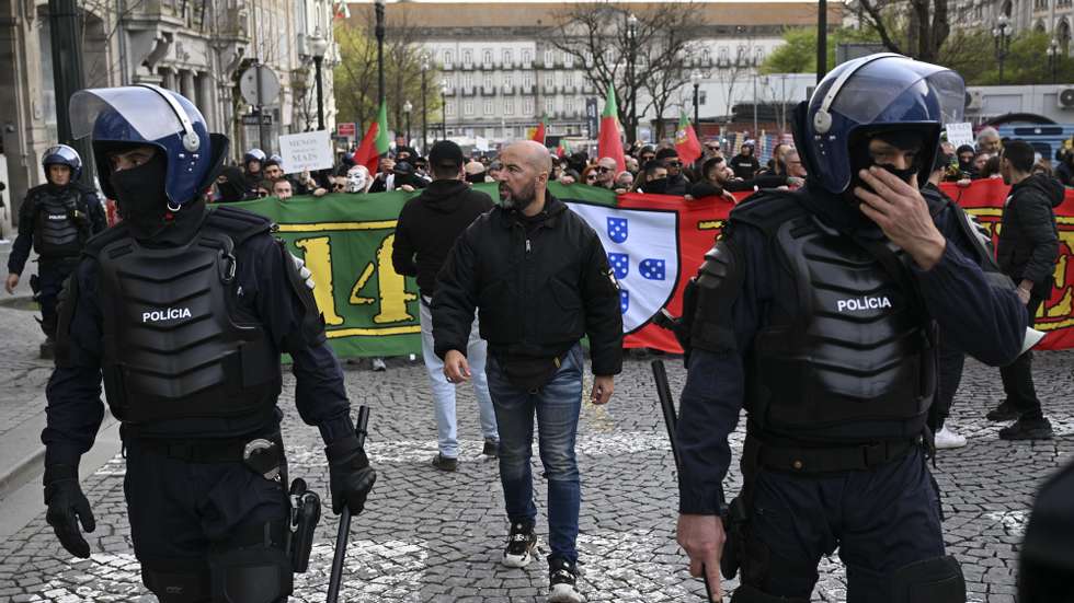 O porta-voz do Grupo 1143, Mário Machado, durante a manifestação &quot;Menos Imigração e Mais Habitação&quot;, organizada pelo grupo 1143 (extrema-direita), Porto, 6 de abril de 2024. FERNANDO VELUDO/LUSA