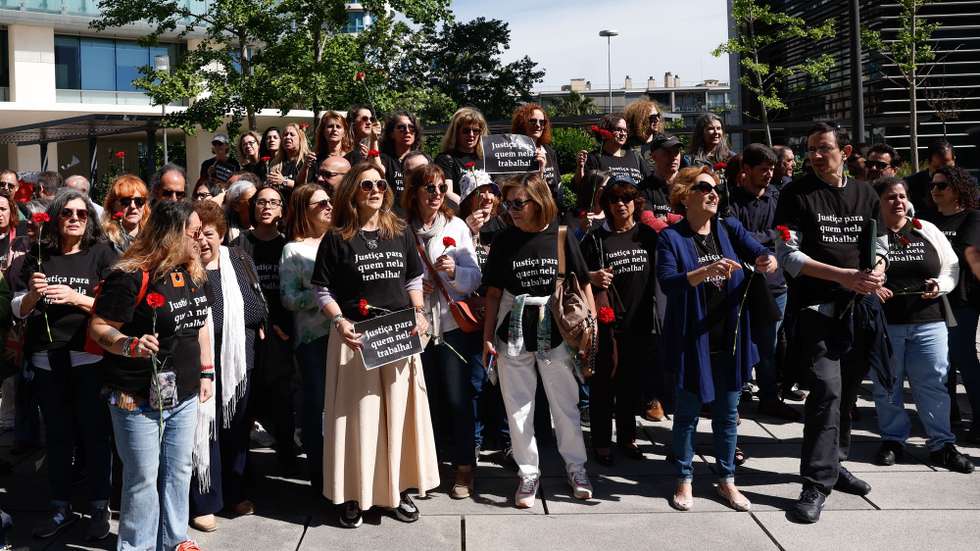 Funcionários judiciais protestam durante uma greve e concentração no Campus de Justiça, convocada pelo Sindicato dos Funcionários Judiciais (SFJ), face à ausência de qualquer calendário negocial ou proposta para responder às reivindicações do setor na reunião com a ministra da Justiça na semana passada, em Lisboa, 24 de abril de 2024. ANTÓNIO PEDRO SANTOS/LUSA