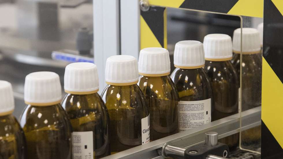 Medicamentos numa linha de produção durante uma visita à ampliação do edifício industrial e da unidade de produção de antibióticos da Bial, na Trofa, 28 de outubro de 2022.JOSÉ COELHO/LUSA