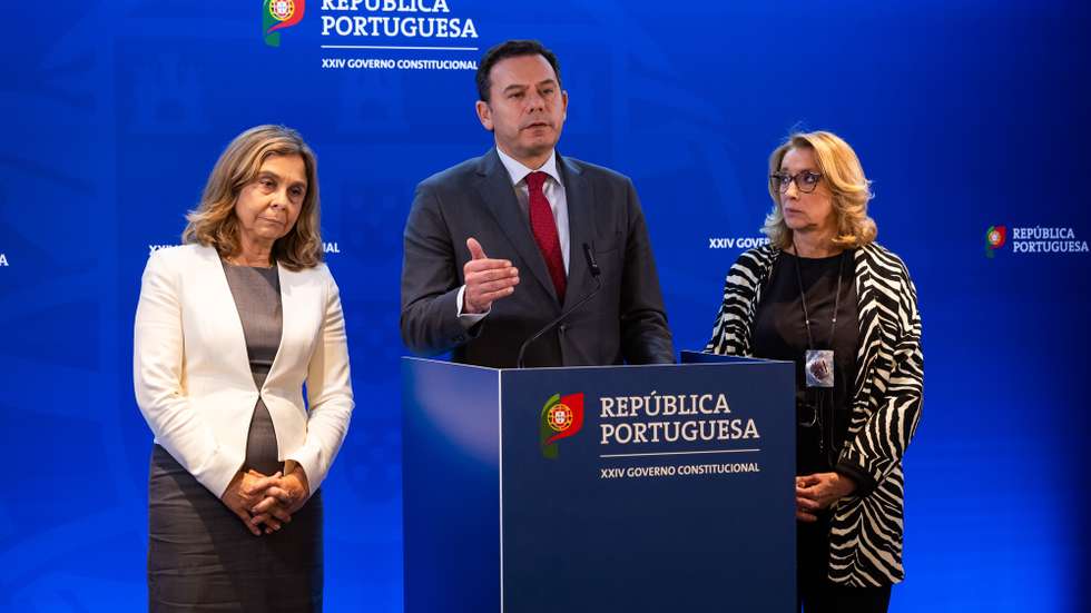 O primeiro-ministro, Luís Montenegro, acompanhado pela ministra da Saúde, Ana Paula Martins (E), e pela ministra do Trabalho, Solidariedade e Segurança Social, Maria do Rosário Palma Ramalho (D), participam na conferência de imprensa no final da reunião do Conselho de Ministros, realizada esta manhã na residência oficial, no palácio de São Bento, em Lisboa, 09 de maio de 2024. JOSÉ SENA GOULÃO/LUSA