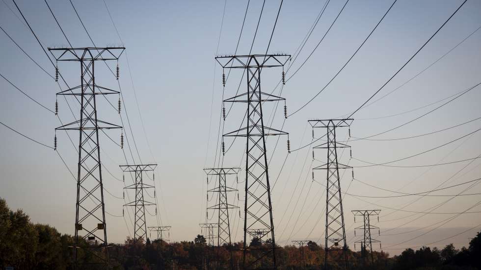 epa09898357 Power lines run from state power supplier Eskom to the national grid in Johannesburg, South Africa, 20 April 2022. The national power supplier has implemented stage 4 load shedding nationally for the rest of the week because of numerous breakdowns at power stations and corruption and mismanagement that has plagued the power utility for more than a decade.  EPA/KIM LUDBROOK