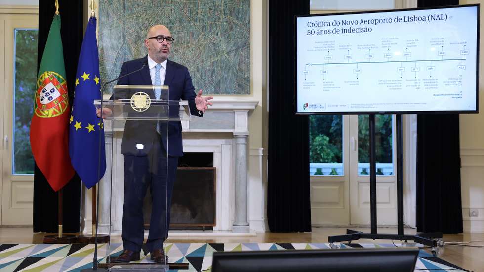 O ministro das Infraestruturas e Habitação, Miguel Pinto Luz, intervém após Conselho de Ministros, na residência oficial em São Bento, Lisboa, 14 de maio de 2024. O Conselho de Ministros realizou-se hoje e, segundo vários órgãos de comunicação social, serviu para aprovar a localização do futuro aeroporto de Lisboa. MANUEL DE ALMEIDA/LUSA