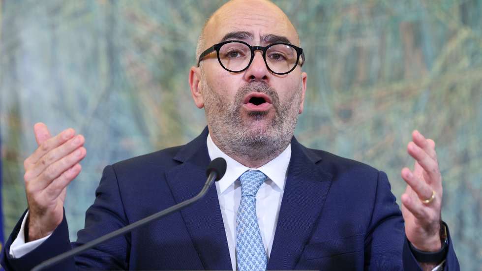 O ministro das Infraestruturas e Habitação, Miguel Pinto Luz, intervém após Conselho de Ministros, na residência oficial em São Bento, Lisboa, 14 de maio de 2024. O Conselho de Ministros realizou-se hoje e, segundo vários órgãos de comunicação social, serviu para aprovar a localização do futuro aeroporto de Lisboa. MANUEL DE ALMEIDA/LUSA