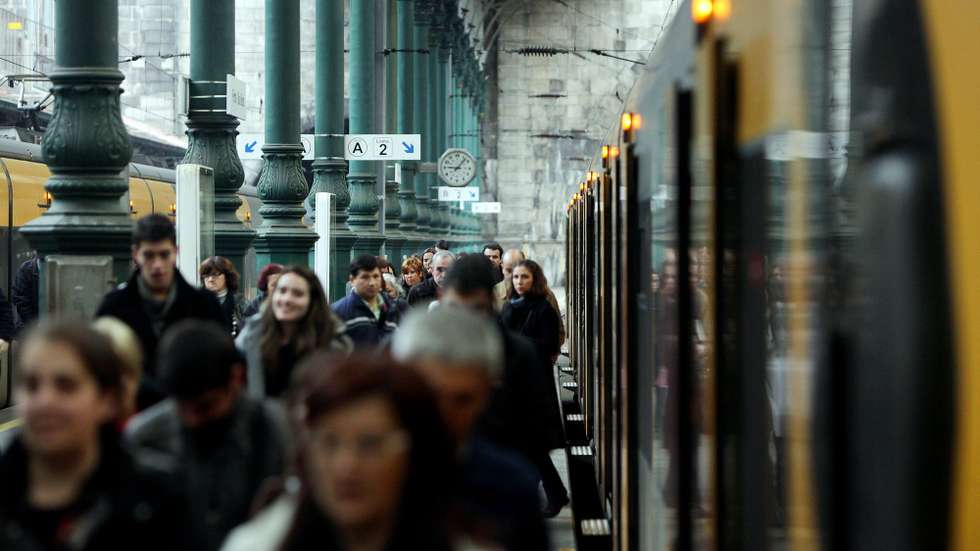 Pessoas à chegada à estação de São Bento em dia de greve num comboio dos serviços mínimos, no Porto, 23 de dezembro de 2011. A greve dos maquinistas da CP começou hoje e termina dia 25 de dezembro. JOSE COELHO/LUSA
